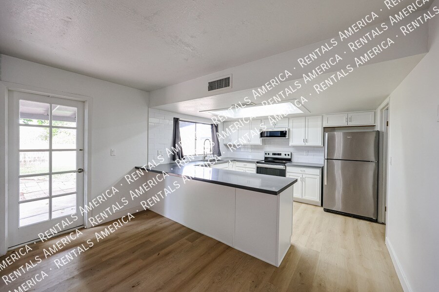Building Photo - 10642 N 47th Dr