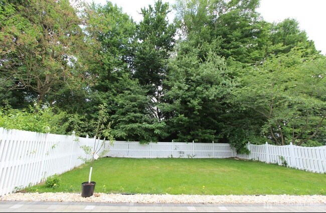 Building Photo - 96 Marion Dr