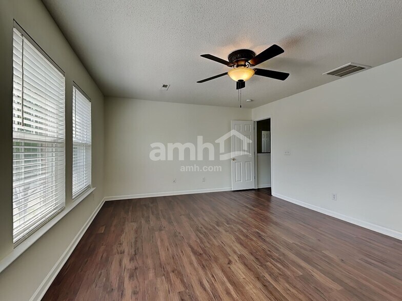 Building Photo - 6016 Glen Way Dr