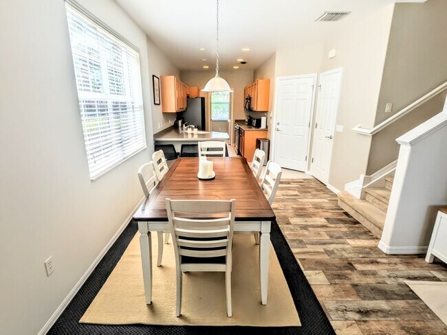 Building Photo - Seasonal/short term/annual  3/3 spacious townhouse with water view off University PKWY