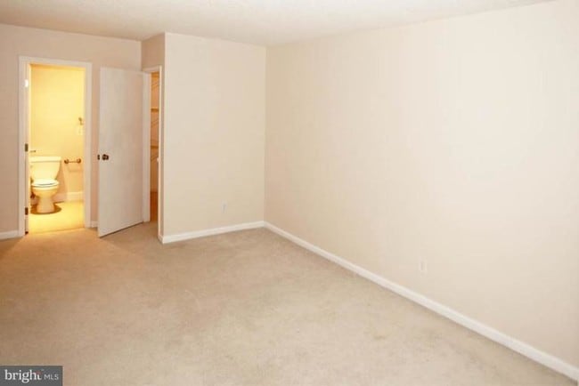 Building Photo - 2300 Pimmit Dr