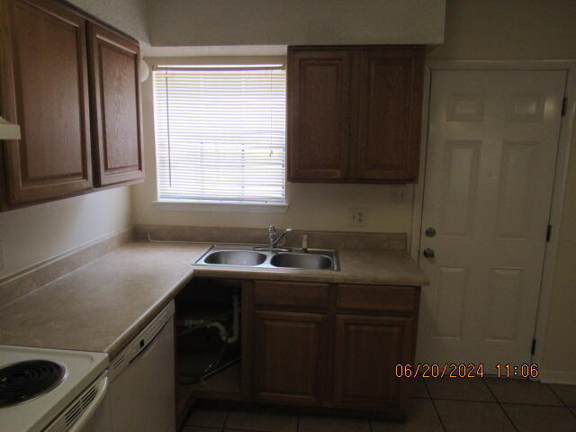 Building Photo - 705 Terrance Ct