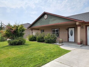 Building Photo - 689 Tanglewood Dr