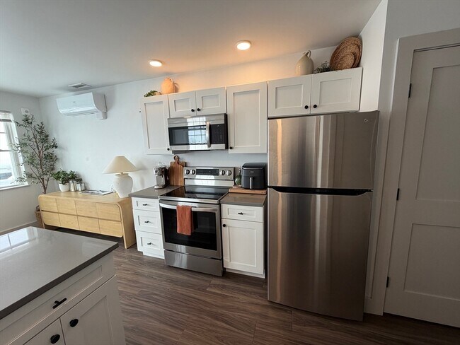 Building Photo - 5 W Dane St