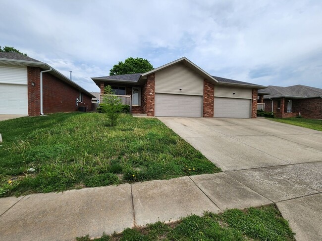 Building Photo - Spacious 2-Bedroom, 2-Bathroom Home AVAILABLE NOW!!