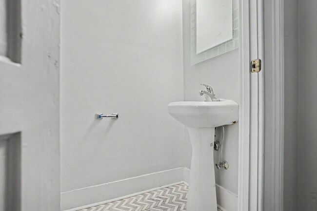 Building Photo - 2 Bedroom Charmer with Sundeck, Wood Floors, and High Ceilings
