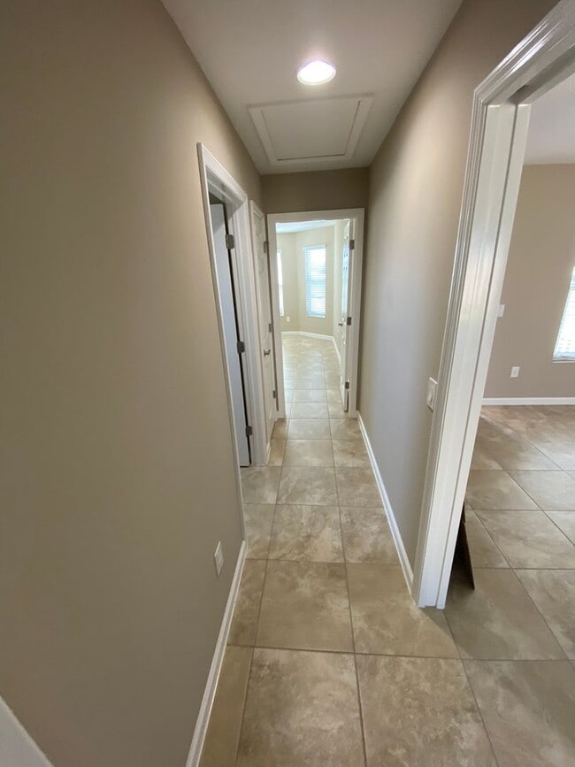 Building Photo - Beautiful Unfurnished 3 bed, 2 bath ANNUAL...