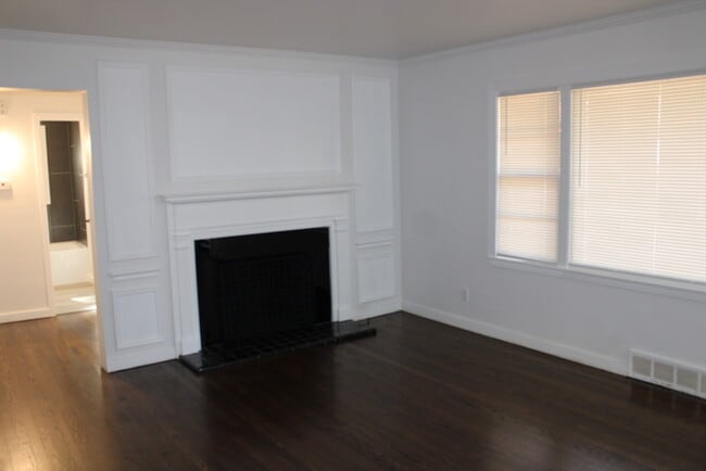 Building Photo - Spacious 4 bedroom and 2 bath with a very ...