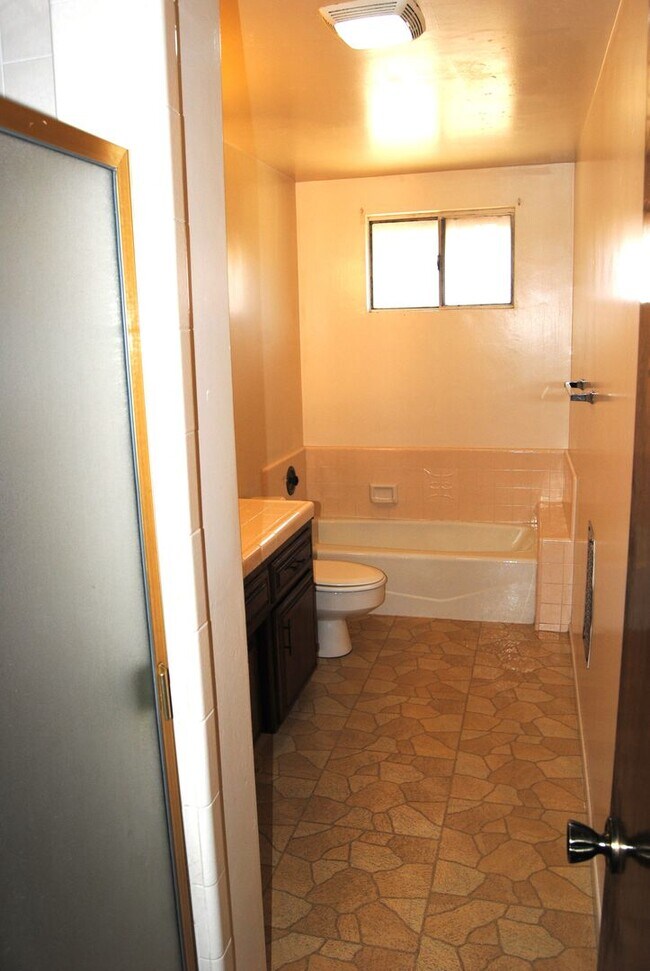 Building Photo - 200 Douglas St