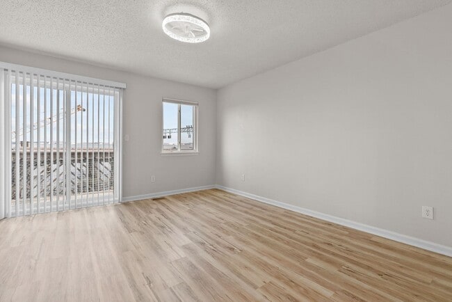 Building Photo - 837 Little Bay Ave