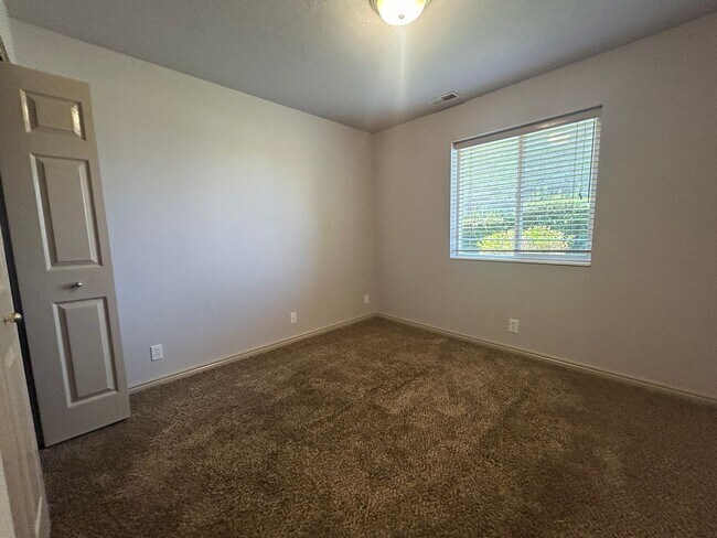 Building Photo - 2 Bedroom/1.5 Bathroom Condo in Washington Terrace