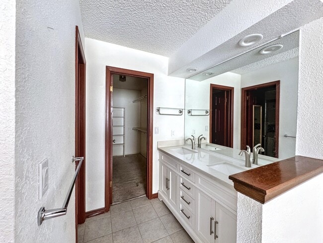Building Photo - 18203 E Berry Dr