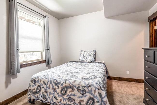 Building Photo - Modern Townhome in Black Rock Ridge