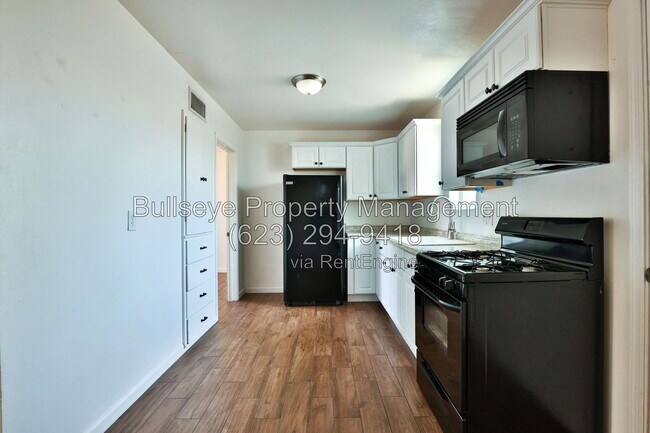 Building Photo - 825 E Alice Ave