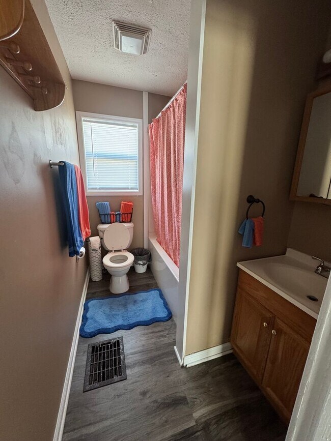 Building Photo - 2 Bedroom House Available NOW