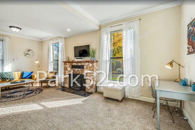 Building Photo - 1 Bedroom Unit in Tacoma Tri-Plex With Washer & Dryer!