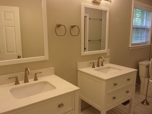 Building Photo - 3 Bedroom 2 Bath Home on over 1 Acre in Yo...