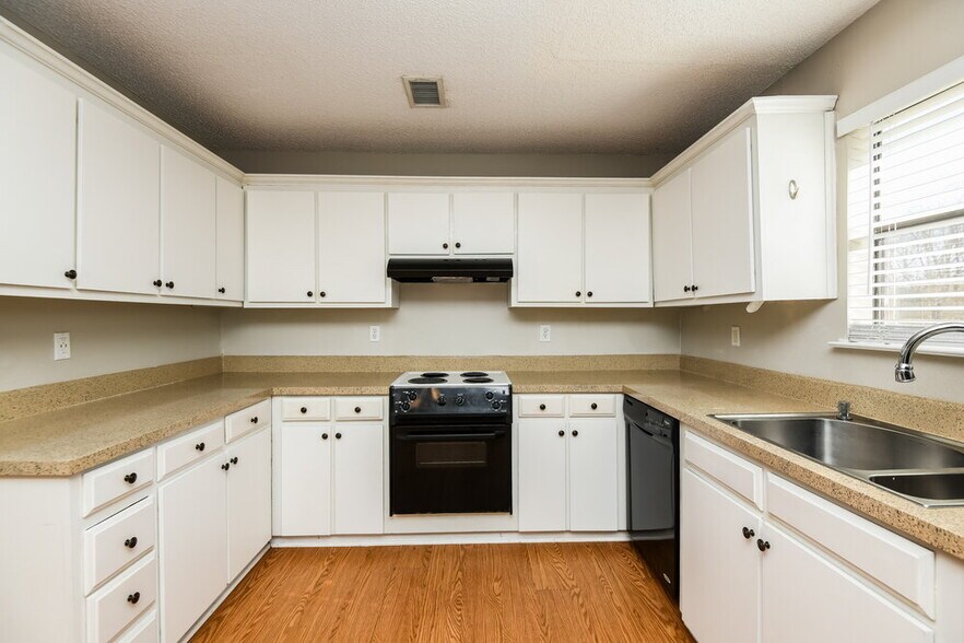 Building Photo - 505 Plainview Dr