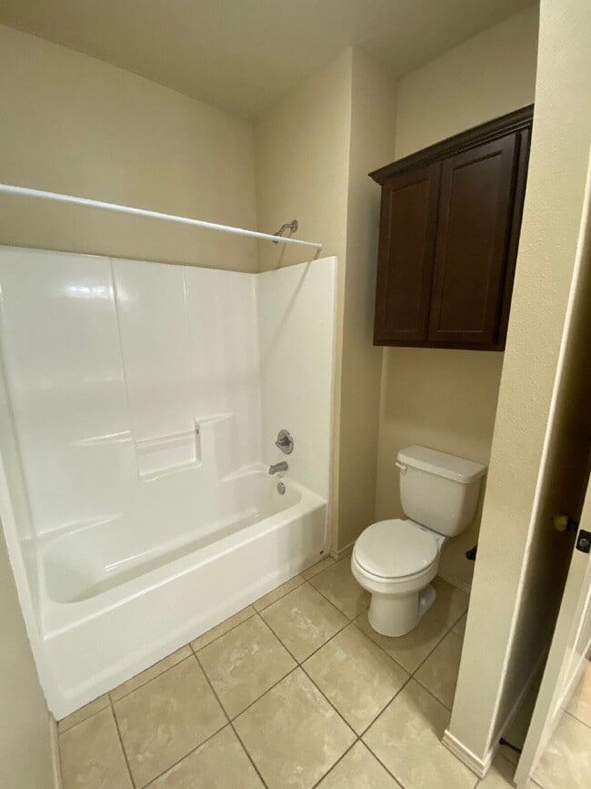 Building Photo - Cute 3/2/2 townhome in the Lubbock-Cooper District