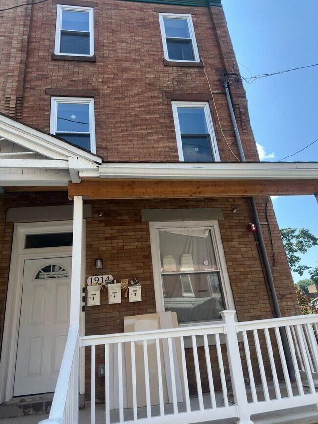 Primary Photo - 1914 Rowan St