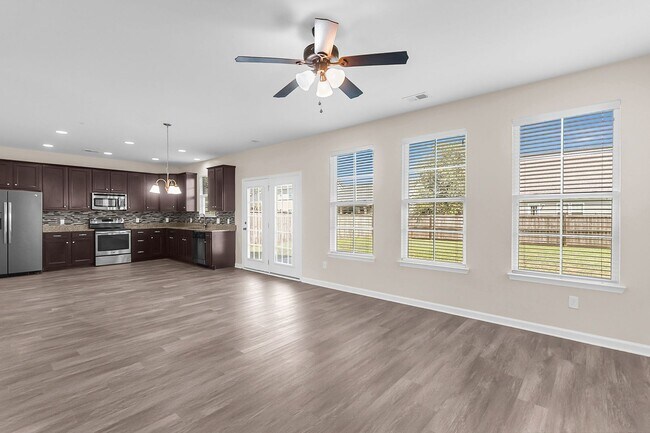 Building Photo - Convenient Location with Modern Amenities