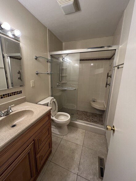 Bathroom - 2405 Romayne Ave