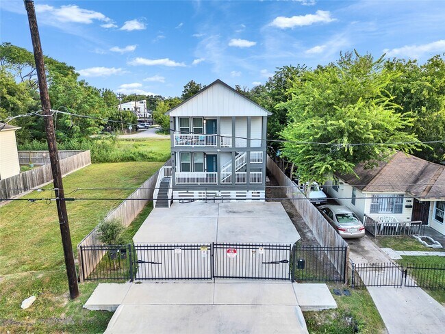 Building Photo - 819 E 40th St