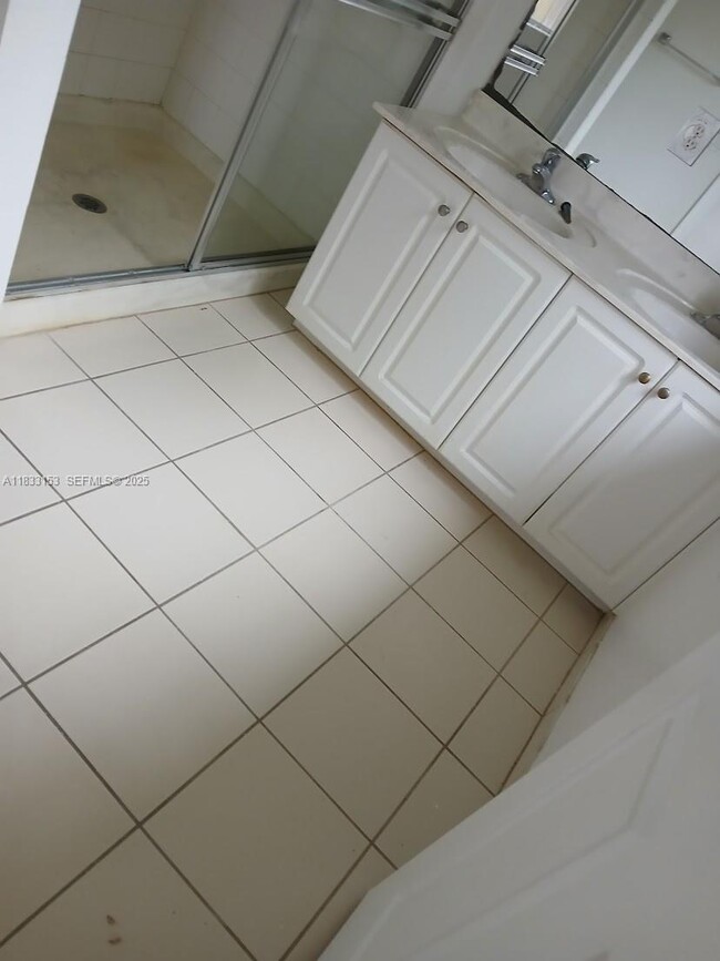 Building Photo - 1909 SW 60th Ave