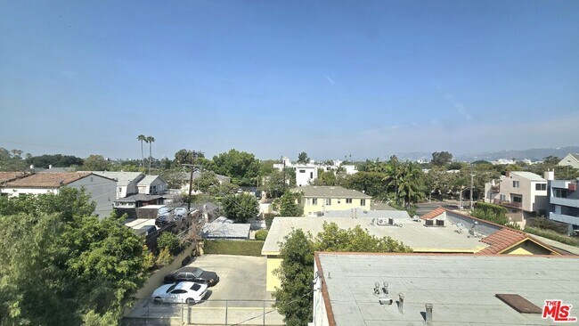 Building Photo - 5030 Rosewood Ave