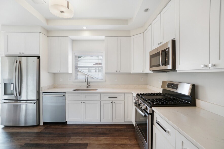 Building Photo - 909 N Hanley Rd