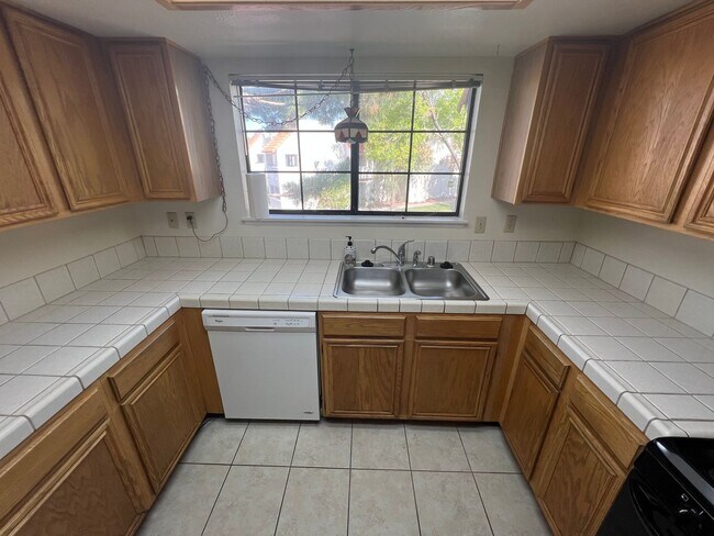 Building Photo - Spacious 2 bedroom 2nd floor unit