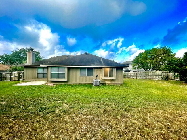 Building Photo - CUTE 3 BEDROOM HOME ON CUL-DE-SAC WITH LARGE BACK YARD*FRESH INTERIOR PAINT*2 CAR GARAGE*FIREPLAC...
