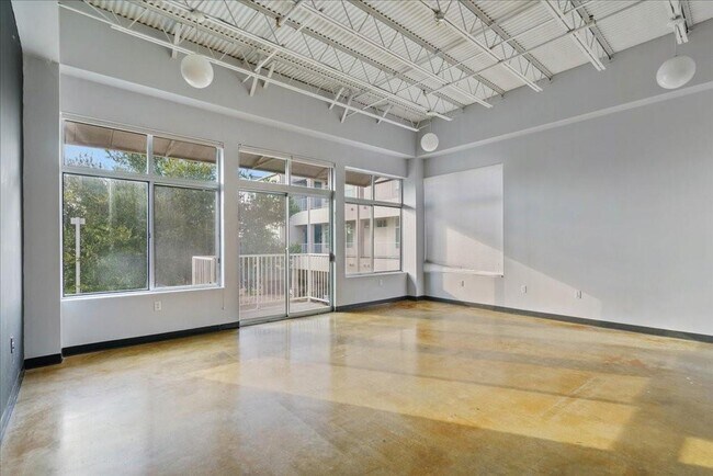 Primary Photo - 2401 E 6th St