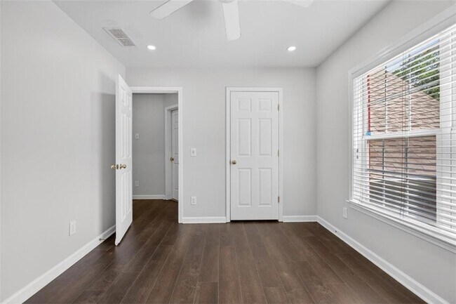Building Photo - 2885 Stonehenge Ct