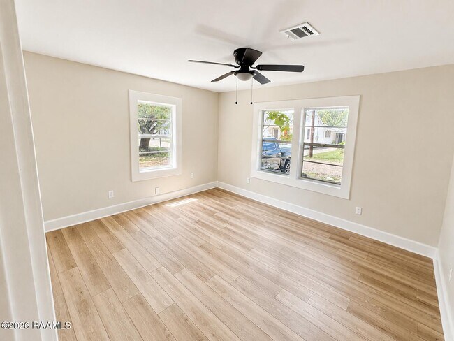 Building Photo - 303 Thelma Dr