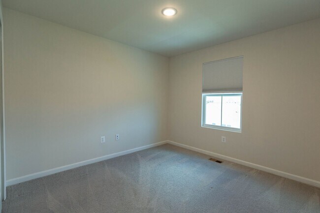 Building Photo - 4 Bed, 3 Bath, Single Family Home in Hedgesville, WV