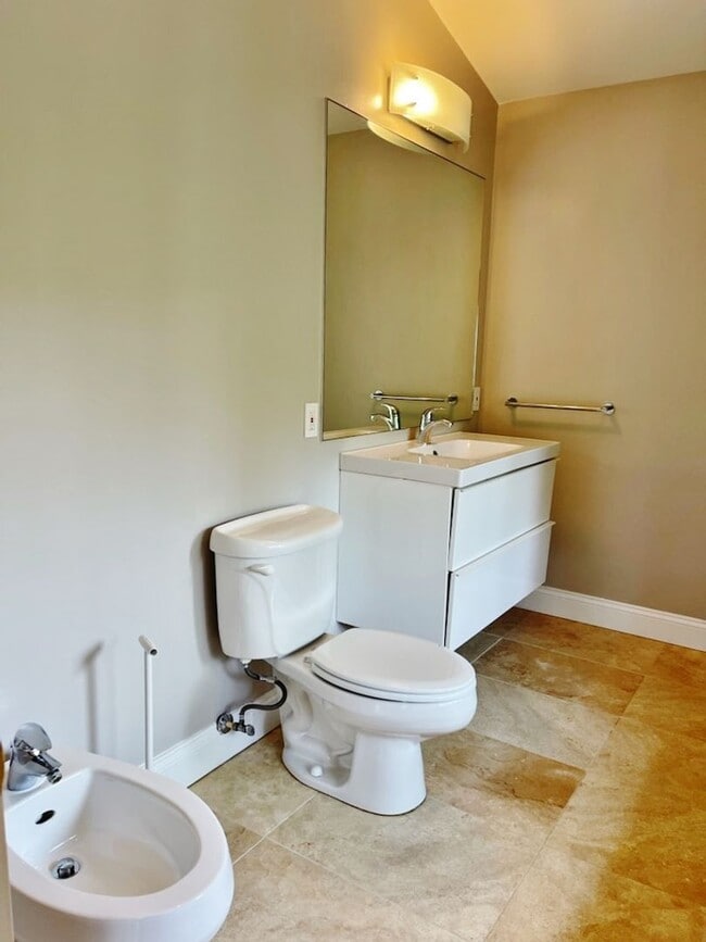 Building Photo - Beautifully updated single family home in ...