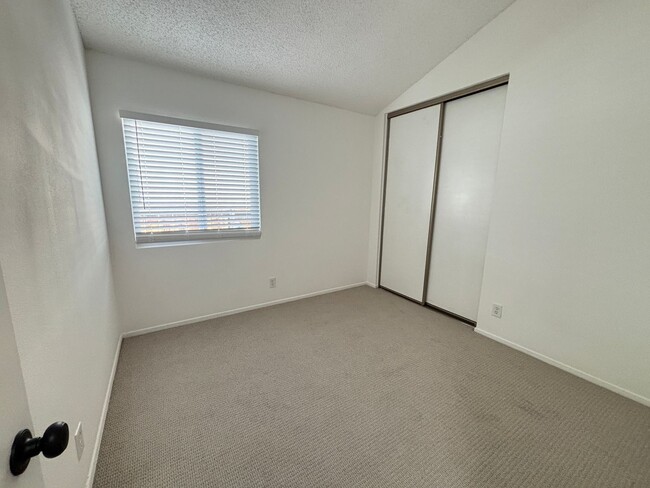 Building Photo - Single Story Palmdale Home