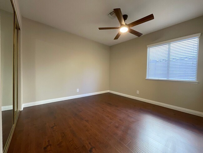 Building Photo - Single story home, 3br, 2bath, 1cg