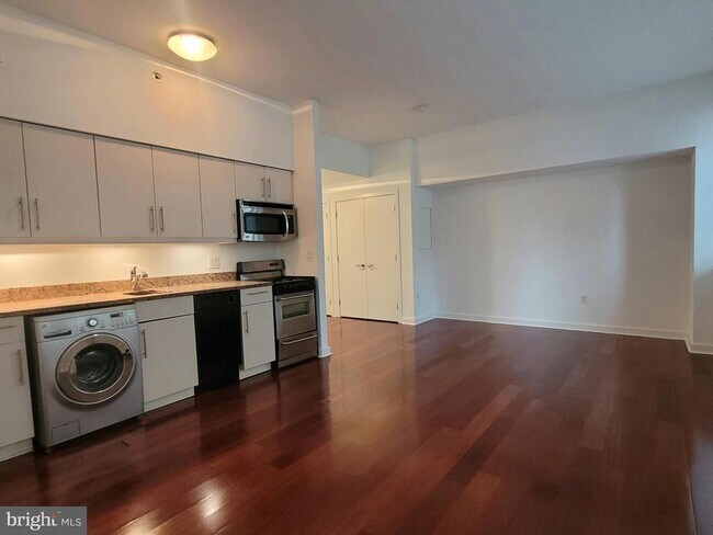 Building Photo - 219 S 18th St