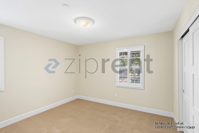 Building Photo - Unit