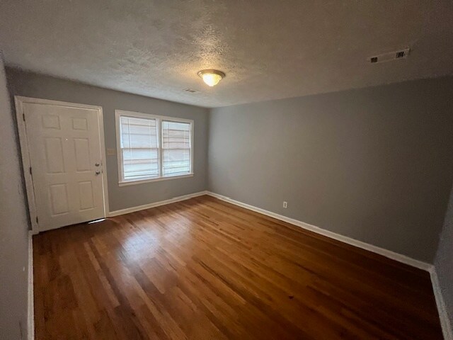 Building Photo - 204 Ravenwood Way