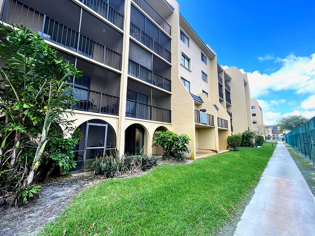 Building Photo - 2828 Tennis Club Dr