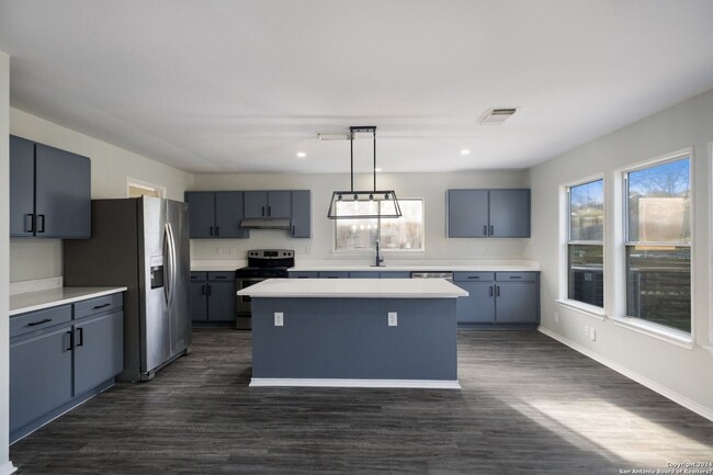 Building Photo - Beautiful, fully remodeled 3 bedroom, 2.5 ...