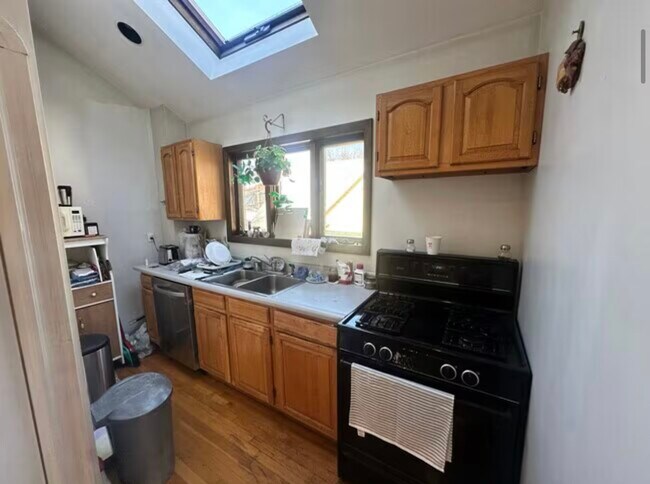 Building Photo - 147 Willow Ave