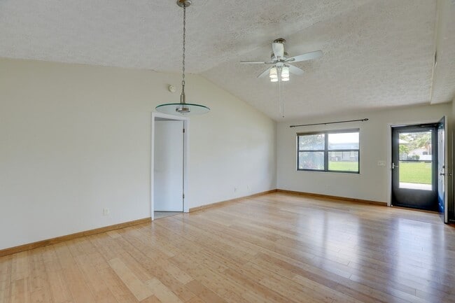 Building Photo - 1690 Seahouse St