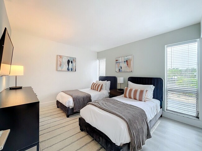 Building Photo - 1401 SE 15th St