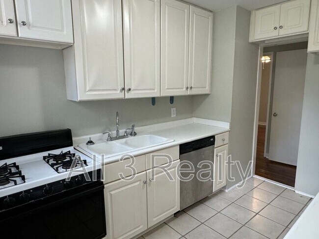 Building Photo - 4259 Hickory Dr