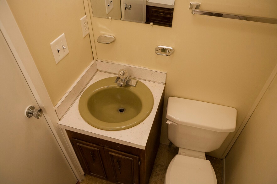 Downstairs Half Bath - 1805 King College Rd