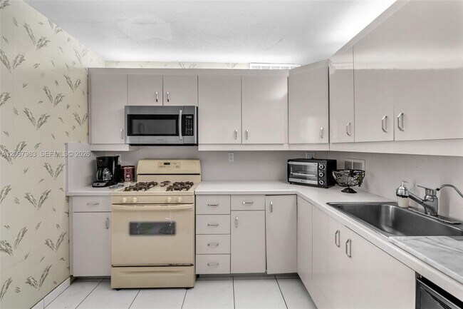 Building Photo - 2030 S Ocean Dr